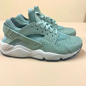Turquoise Nike snake print Hurache